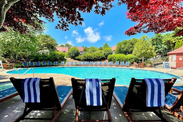 2 binnenzwembaden, 3 buitenzwembaden, ligstoelen bij het zwembad