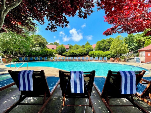 2 indoor pools, 3 outdoor pools, pool loungers