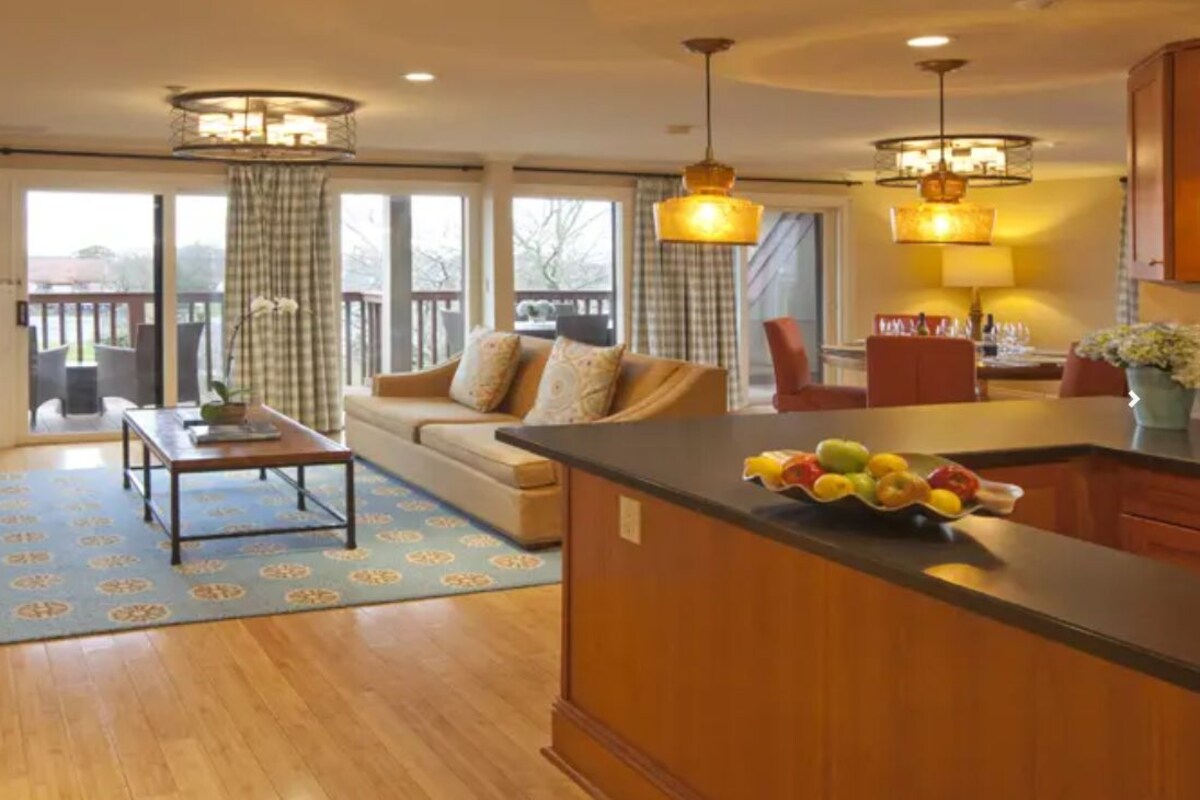 Grand Suite | Premium bedding, down comforters, in-room safe, desk