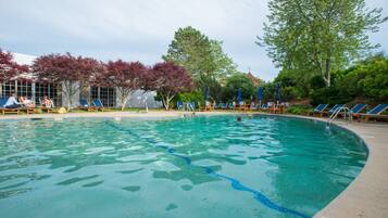 2 indoor pools, 3 outdoor pools, pool loungers