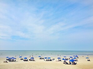Privatstrand, Liegestühle, Sonnenschirme, Strandtücher