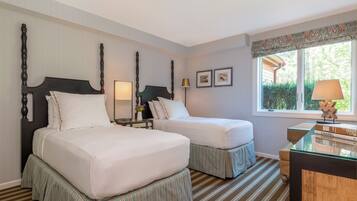 Bay Pines Three Bedroom Villa | Caja de seguridad en la habitación y escritorio