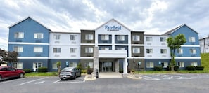 A multi-story Fairfield by Marriott hotel with a parking lot in front.