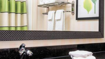 Baignoire et douche séparées, articles de toilette écologiques