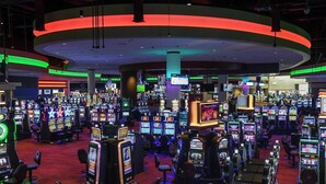 Un casino doté de nombreuses machines de jeu et d’une structure de plafond incurvée.