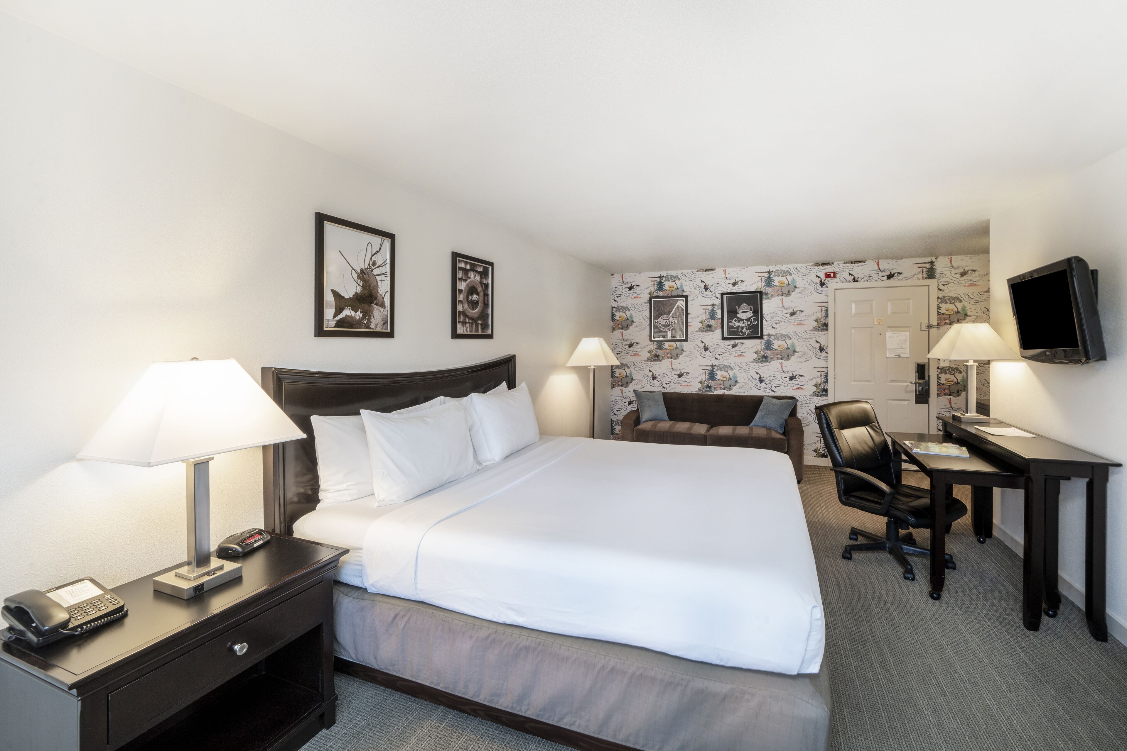 Standard Room, 1 Queen Bed | In-room safe, desk, iron/ironing board, cribs/infant beds