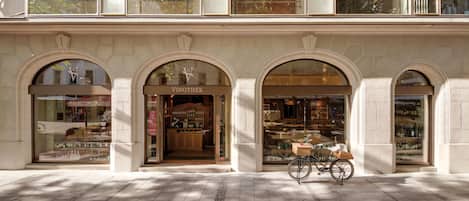 Lunch and dinner served