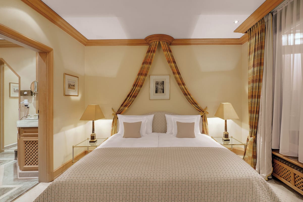 Junior Suite (Deluxe) | Peralatan tempat tidur hipoalergenik, bar mini, peti besi dalam bilik