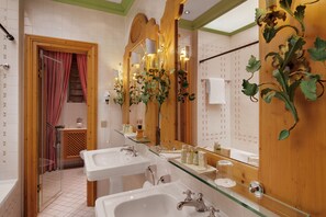 Designer toiletries, hair dryer, bathrobes, slippers - Hotel Excelsior München (Munich)