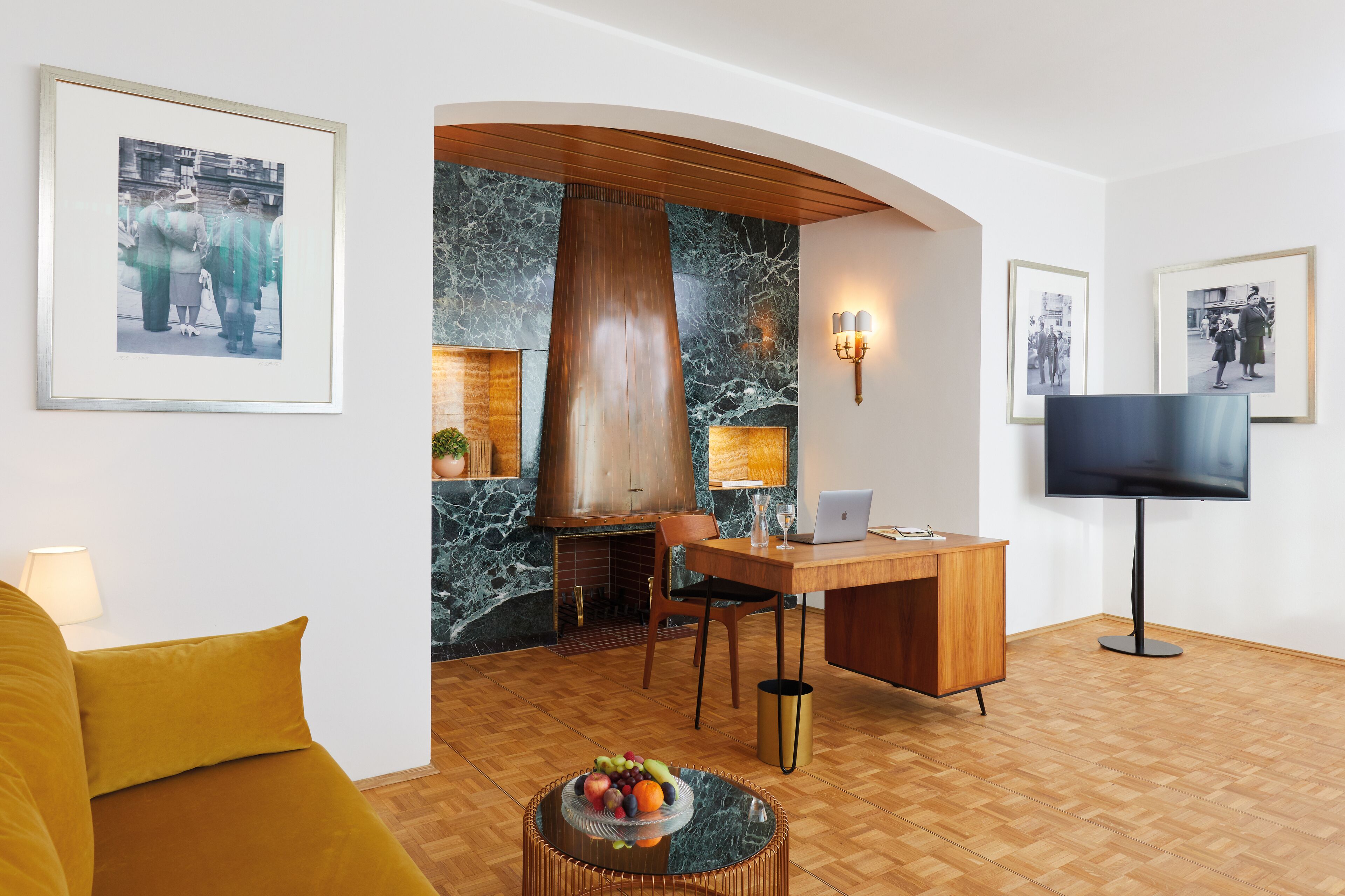 Svit (Excelsior) | Vardagsrum | 50-tums platt-tv med kabelkanaler