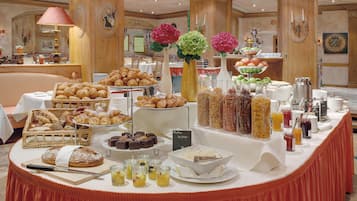 Frukostbuffé varje dag (EUR 25 per person)