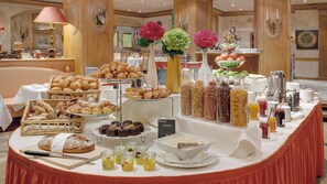 Café da manhã com buffet todos os dias (EUR 25 por pessoa) 