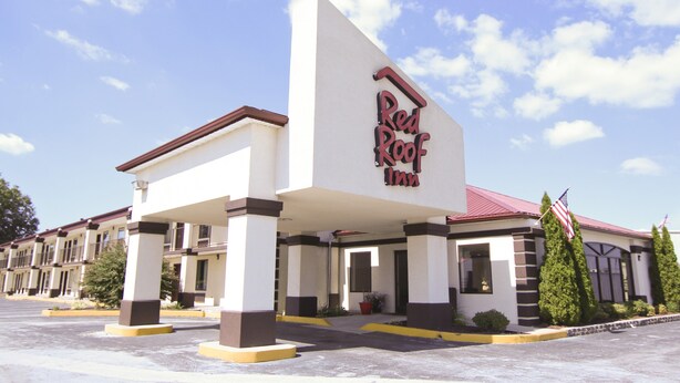 A Red Roof Inn with a prominent sign, a covered entrance, and a parking lot. - Red Roof Inn Somerset, KY (Somerset)