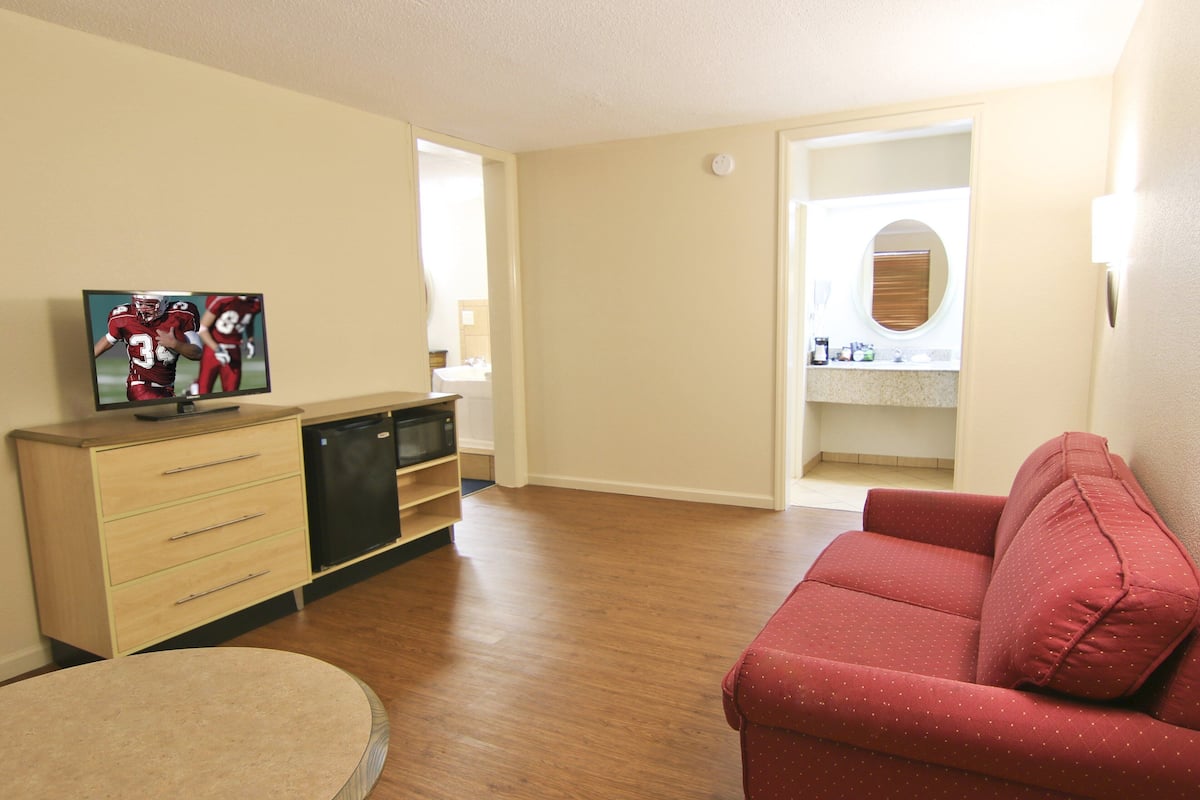 Standardsuite - 1 kingsize-seng - ikke-ryger - boblebad (Two Room) | Skrivebord, strygejern/strygebræt, gratis Wi-Fi, sengetøj