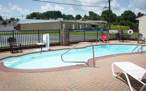 Seasonal outdoor pool, open noon to 7:00 PM, pool umbrellas - Red Roof Inn Somerset, KY (Somerset)