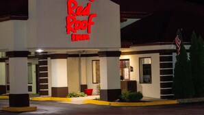 A building with a sign that reads 'Red Roof Inn.' - Red Roof Inn Somerset, KY (Somerset)