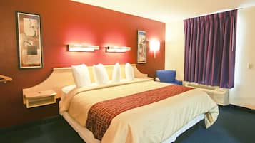 Escritorio, tabla de planchar con plancha, wifi gratis y ropa de cama