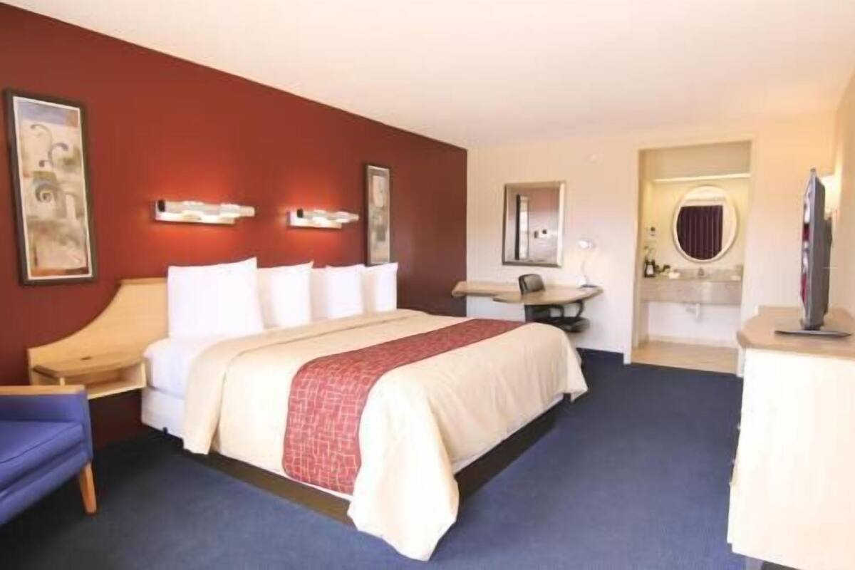 Desk, iron/ironing board, free WiFi, bed sheets