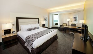 Minibar, safe på rommet, skrivebord og blendingsgardiner