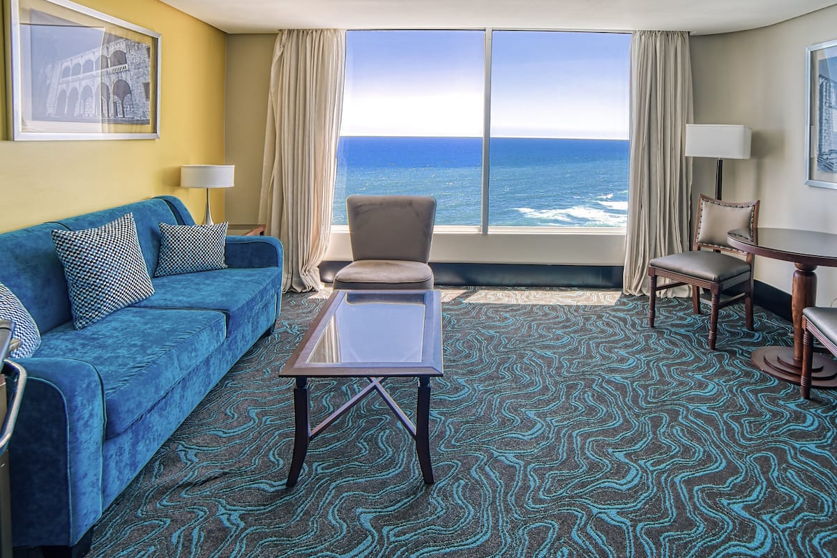 俱樂部套房, 1 張特大雙人床 (Luxurious, Club Floor) | 迷你吧、客房內保險箱、書桌、遮光布/窗簾