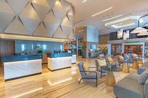 A modern hotel lobby with a reception desk, seating area, and a visible store named 'República Dominicana'. - Crowne Plaza Santo Domingo by IHG (Santo Domingo)