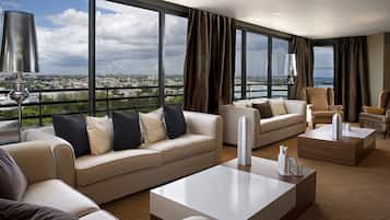 總統套房, 1 張特大雙人床, 海景 (Luxurious) | 迷你吧、客房內保險箱、書桌、遮光布/窗簾