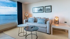 Minibar, safe på rommet, skrivebord og blendingsgardiner