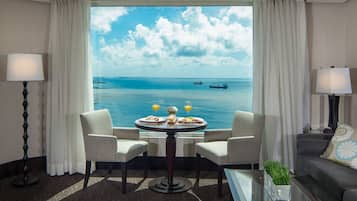 Junior Suite, 1 King Bed | Minibar, in-room safe, desk, blackout drapes