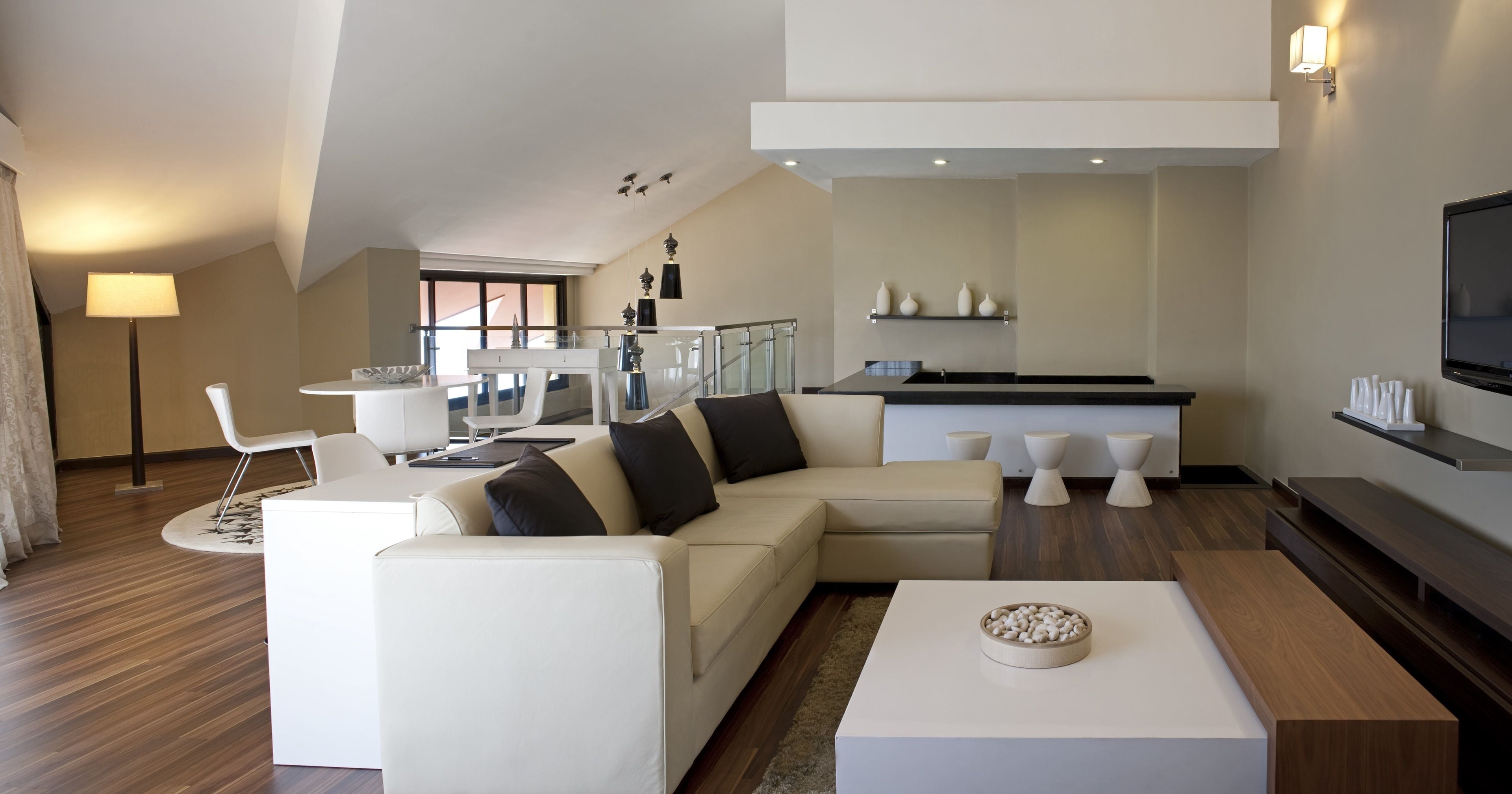 Minibar, caja de seguridad en la habitación y escritorio 