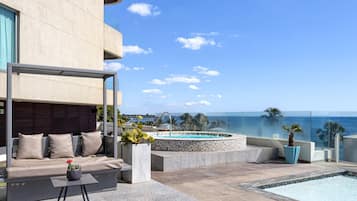 Una piscina al aire libre (de 09:00 a 21:00), sombrillas, tumbonas