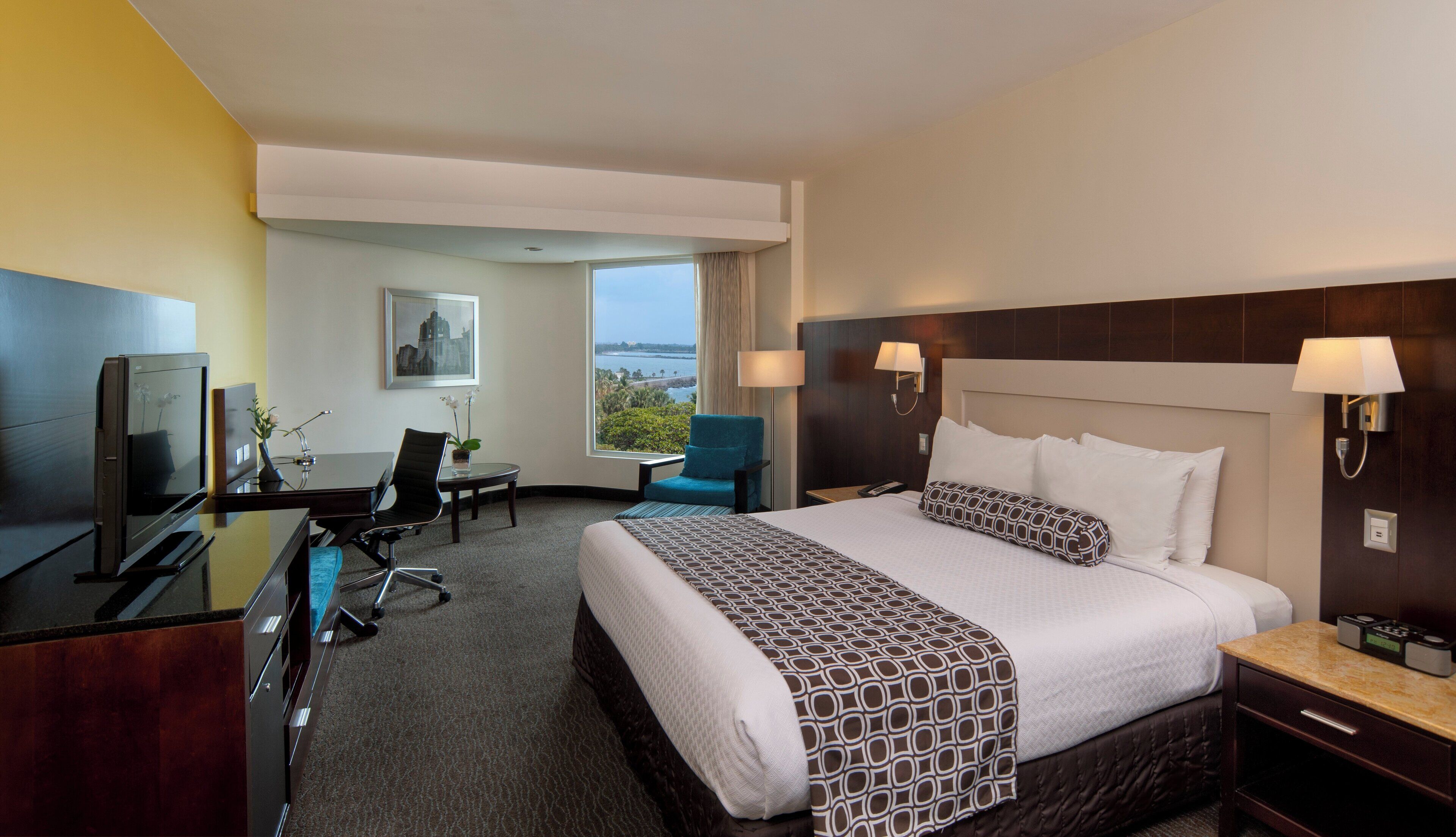 Minibar, caja de seguridad en la habitación y escritorio 