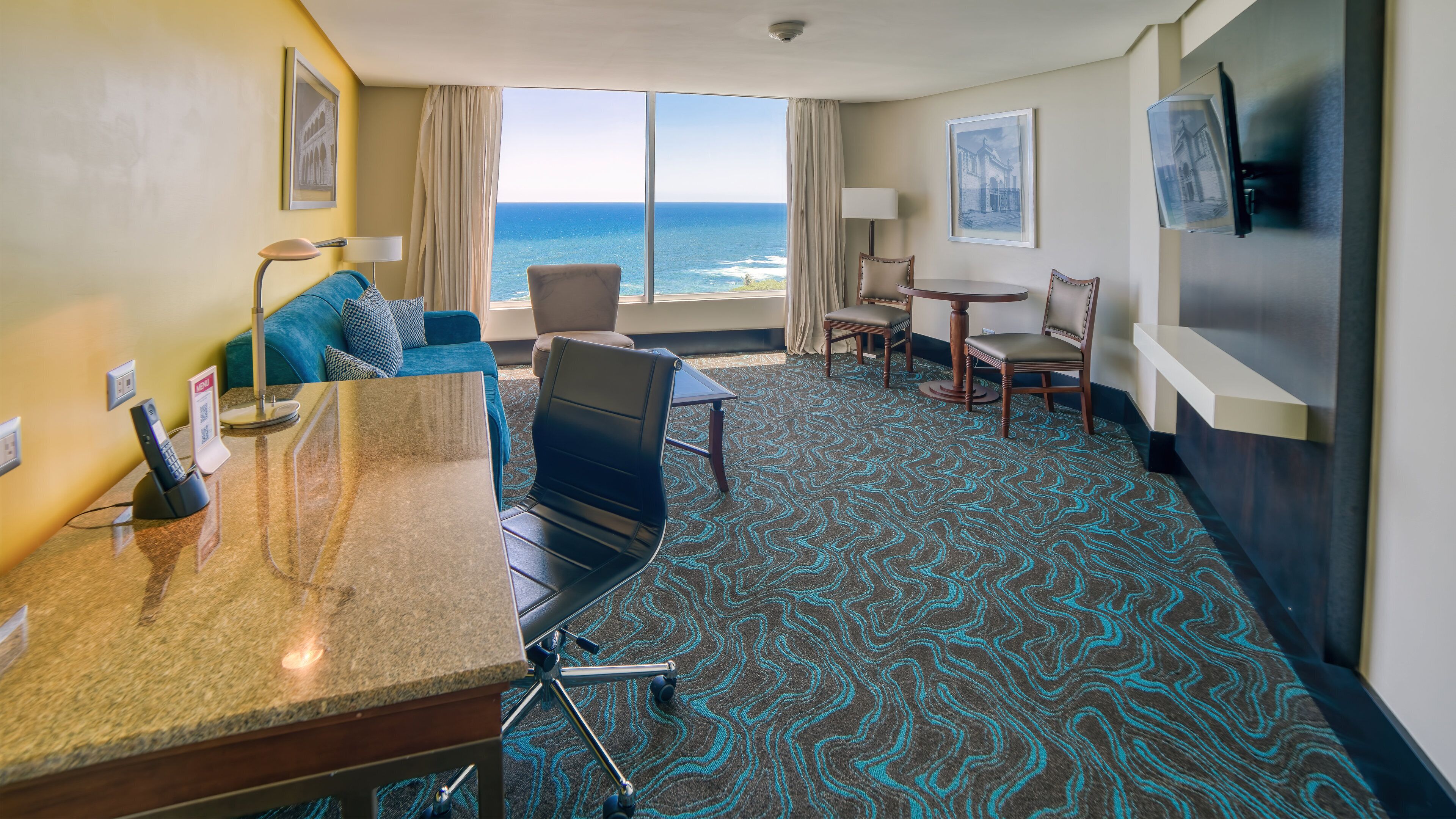Suite Club, 1 cama de matrimonio grande (Luxurious, Club Floor) | Minibar, caja fuerte, escritorio y cortinas opacas