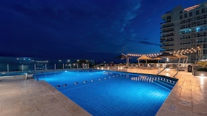 Outdoor pool, open 9:00 AM to 9:00 PM, pool umbrellas, pool loungers - Crowne Plaza Santo Domingo by IHG (Santo Domingo)