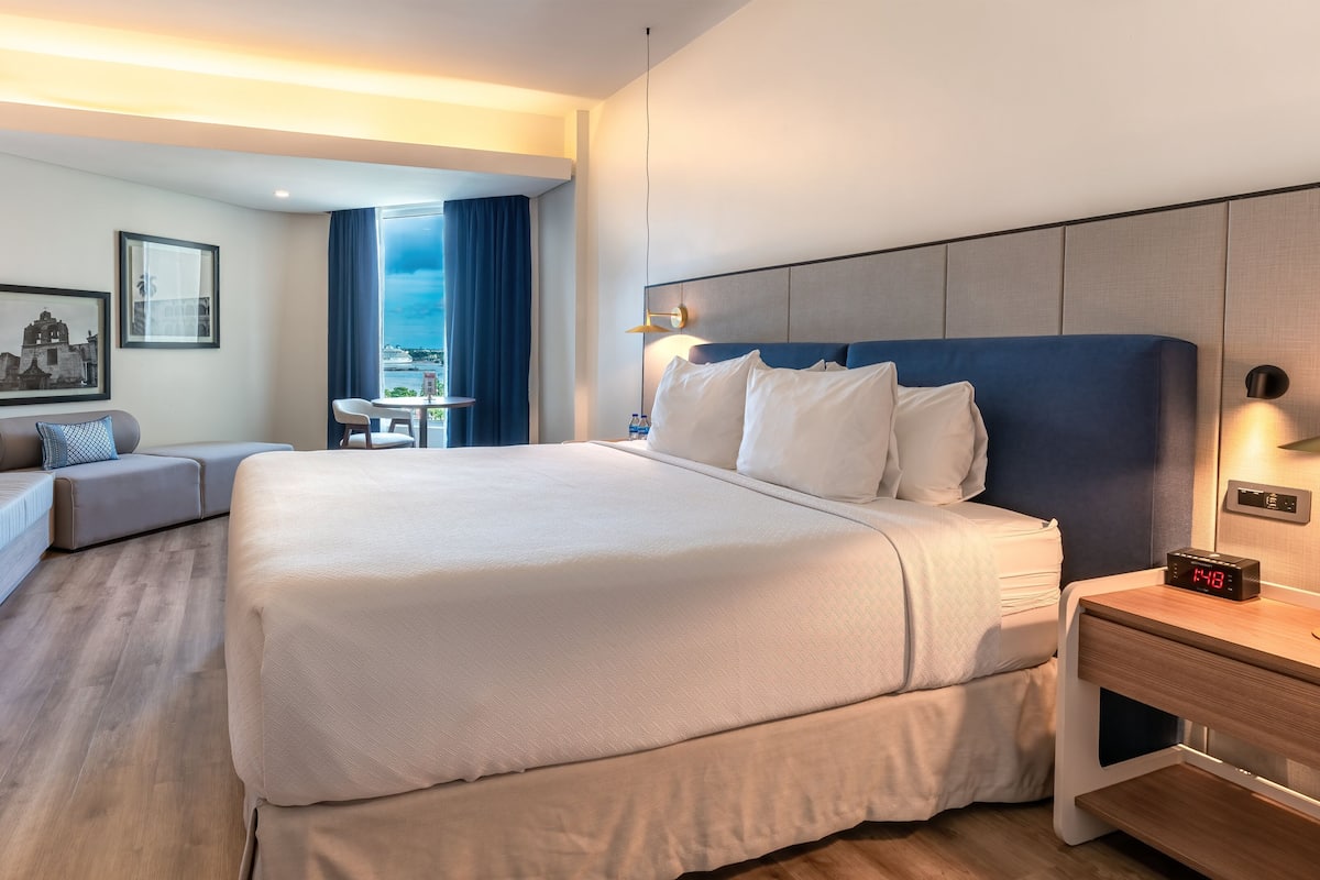 1 kamar tidur, minibar, brankas, dan meja kerja