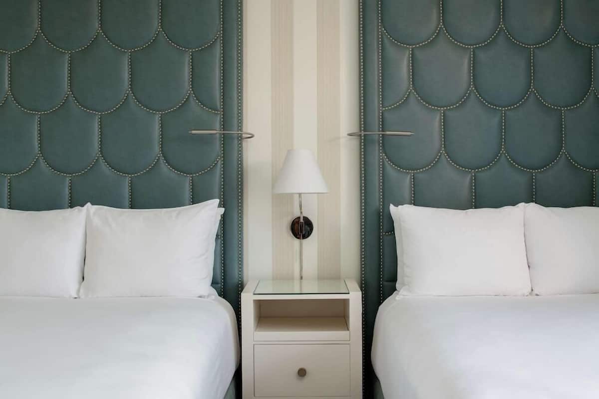 Ropa de cama de alta calidad, camas con pillow-top y minibar