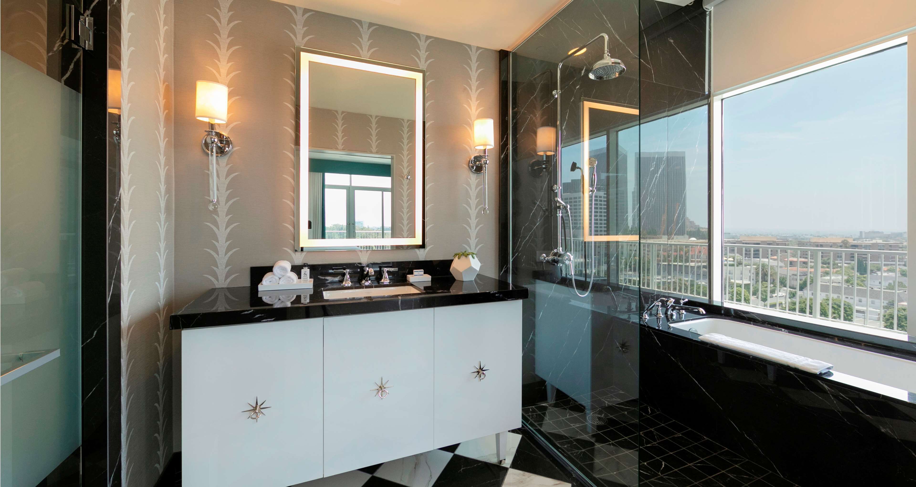 Amenidades de baño de diseñador, secadora de cabello, batas, pantuflas 