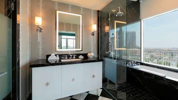 Amenidades de baño de diseñador, secadora de cabello, batas, pantuflas