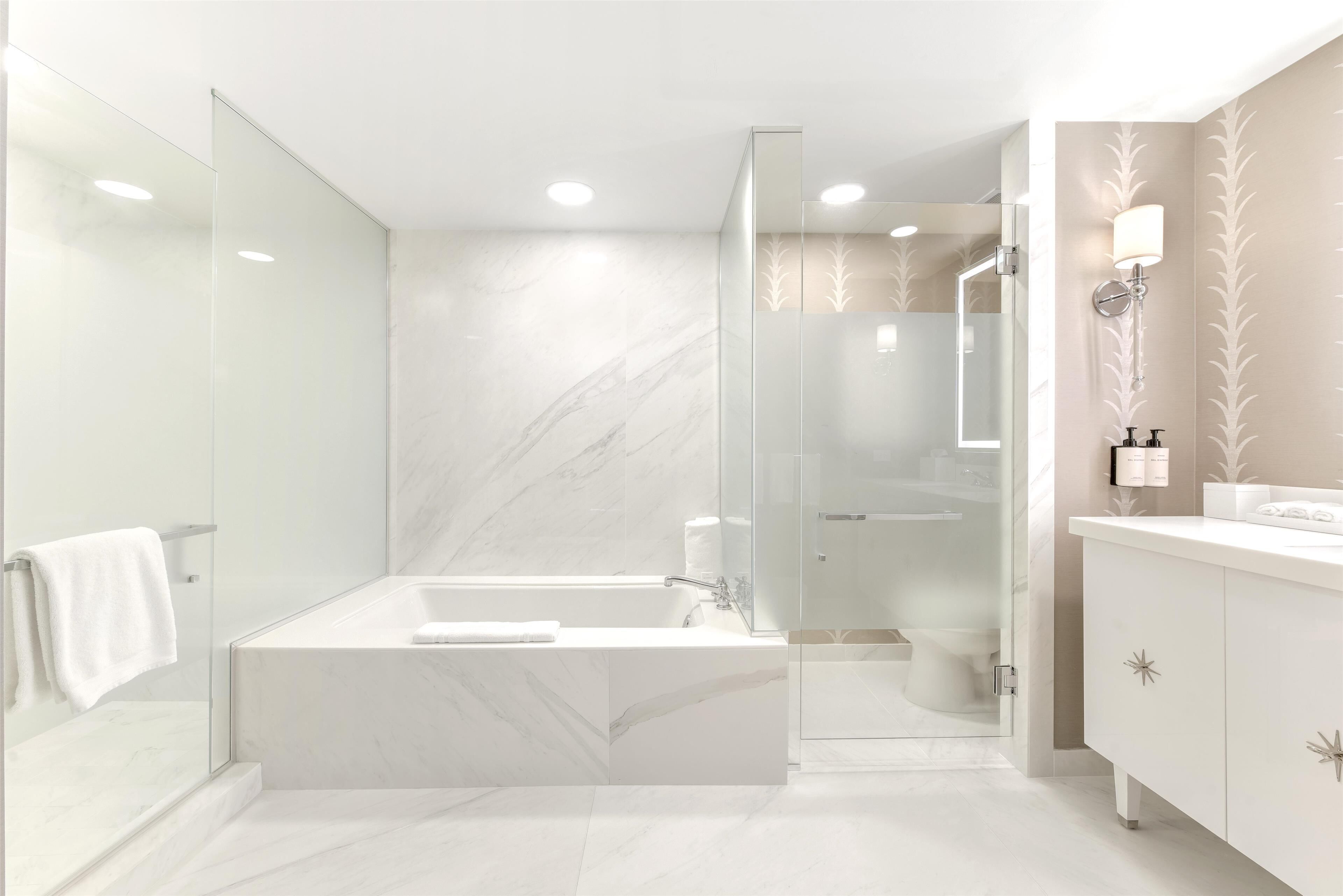 Suite, 1 cama King size | Baño | Amenidades de baño de diseñador, secadora de cabello, batas, pantuflas 