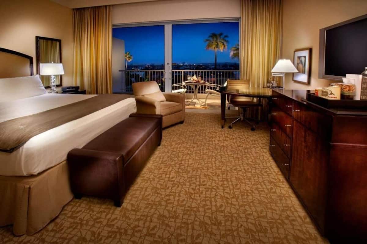 Ropa de cama de alta calidad, camas con pillow-top y minibar