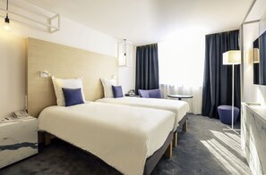 Quarto duplo clássico, 2 camas de solteiro | Camas Select Comfort, cofres nos quartos, escrivaninha