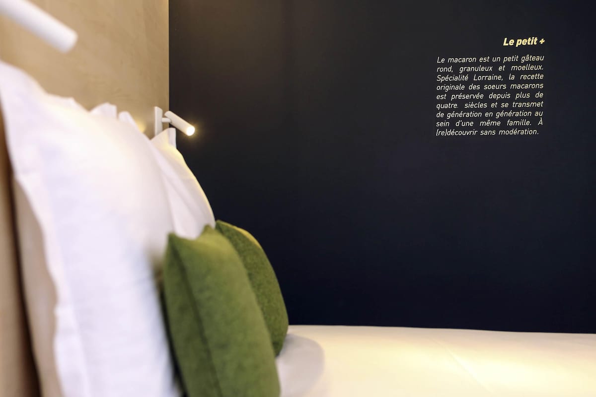 Quarto clássico, 1 cama de casal | Camas Select Comfort, cofres nos quartos, escrivaninha