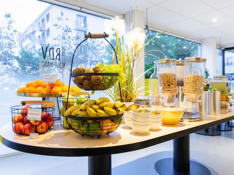 Desayuno buffet los fines de semana (EUR 20.50 por persona)