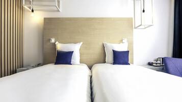 Quarto duplo clássico, 2 camas de solteiro | Camas Select Comfort, cofres nos quartos, escrivaninha