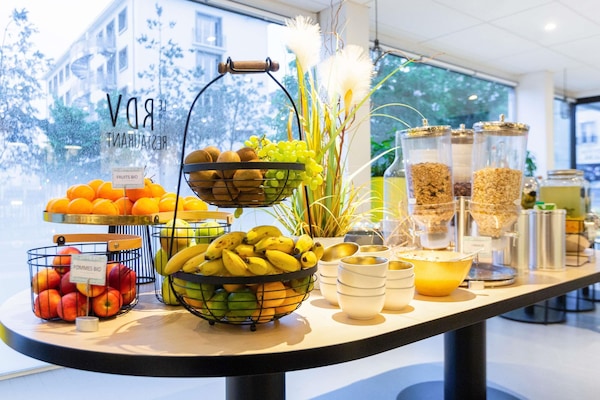 Sarapan bufet pada hujung minggu (EUR 20.50 seorang)