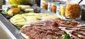 Desayuno buffet los fines de semana (EUR 20.50 por persona)