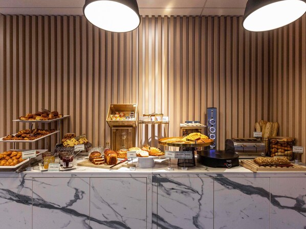 Colazione a buffet, servita nel weekend (20.50 EUR a persona) 