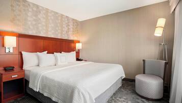 Suite, 1 habitación | Escritorio, espacio para trabajar con laptop y cortinas blackout