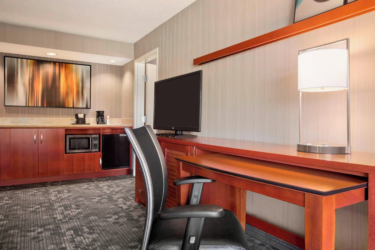 suite, 1 bedroom | 1 bedroom, desk, laptop workspace, blackout curtains