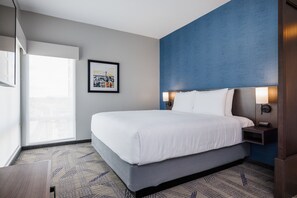 防敏寢具、房內夾萬、書桌、手提電腦工作空間