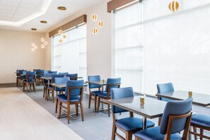 Café da manhã com buffet grátis todos os dias